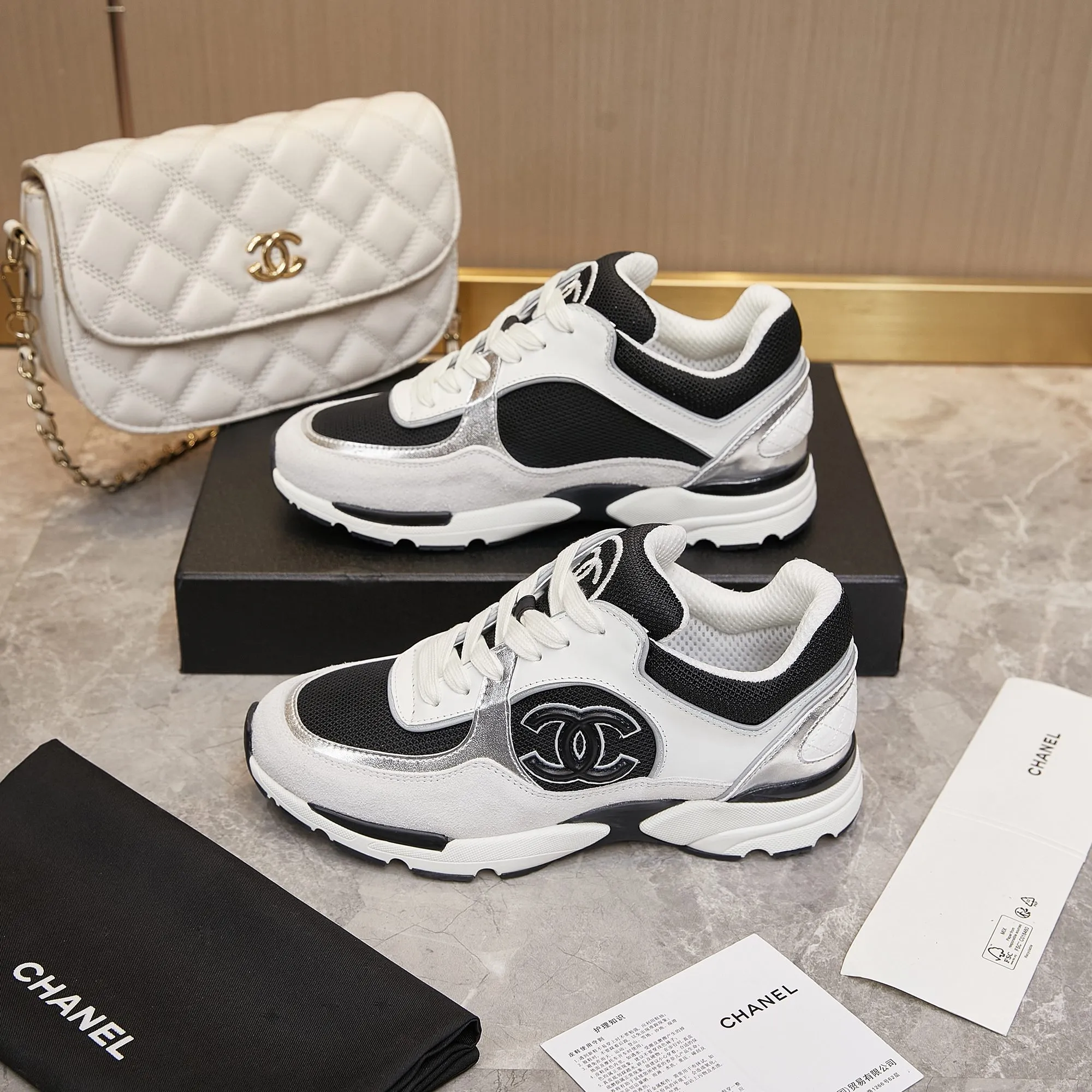 Men's shoes pP700! Chanel Chanel - 2024 counter top casual sneakers This classic design; the upper is embroidered with various techniques; the outsole is fashionable and sporty; the outsole is stylish and sporty; it incorporates a variety of color matching elements... The diversified mix and match is very good-looking and versatile, casual, fashionable, sports, and outdoor can be taken into account... ꫛꫀꪝ Go➫ Material: ❶Upper made of: original imported high silk cowhide suede + small fragrance fabric ❷Inner use: Original imported breathable sheepskin lining ❸ Outsole based on: Original TPU combination outsole Special counter boutique packaging complete set Women 35–41 Men 38-45